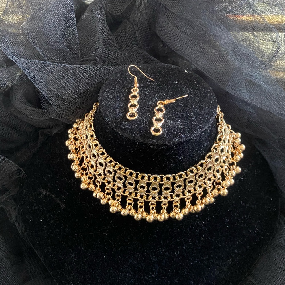 Chain choker with earrings